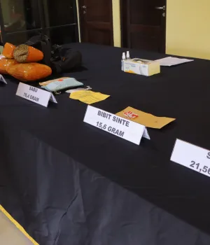 Barang bukti narkoba yang disita polisi dari tangan para tersangka. Foto: Ist