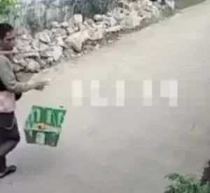 Tangkapan layar video maling motor nyamar menjadi tukang buah keliling
