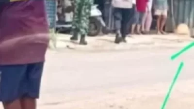 Polisi saat mendatangi lokasi kejadian perkara penemuan jasad bocah di tumpukan sampah Cikarang Barat, diduga menjadi korban tabrak lari.