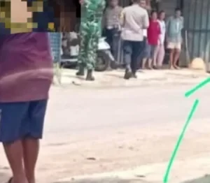 Polisi saat mendatangi lokasi kejadian perkara penemuan jasad bocah di tumpukan sampah Cikarang Barat, diduga menjadi korban tabrak lari.