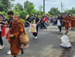 Puluhan Biksu Jalan Kaki Lintasi Bekasi Menuju Borobudur Sambut Waisak 2025