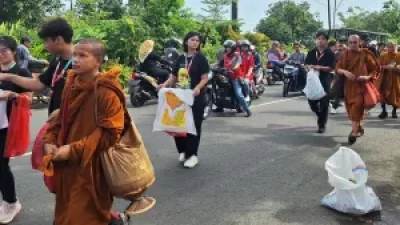 Puluhan Biksu berjalan kaki melintas di Bekasi menuju Borobudur Jawa Tengah, Minggu (20/4/2025). Foto: Ist