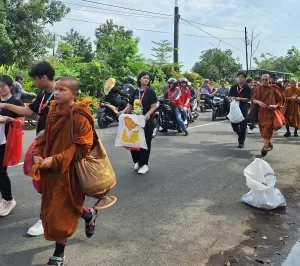 Puluhan Biksu berjalan kaki melintas di Bekasi menuju Borobudur Jawa Tengah, Minggu (20/4/2025). Foto: Ist
