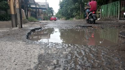 Jalan Rusak di Rawalumbu. Foto: Dok.Gobekasi.id