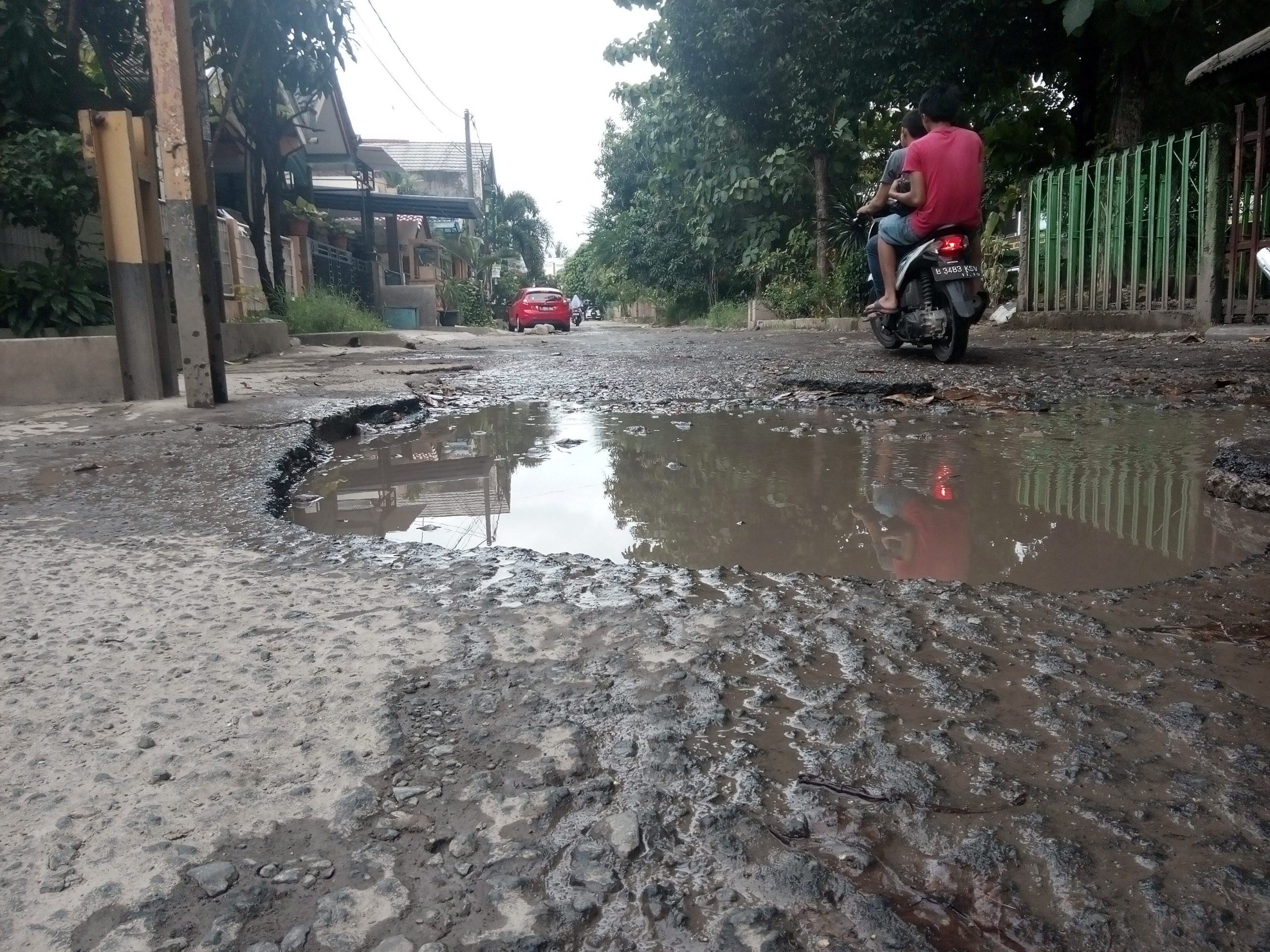 Jalan Rusak di Rawalumbu. Foto: Dok.Gobekasi.id