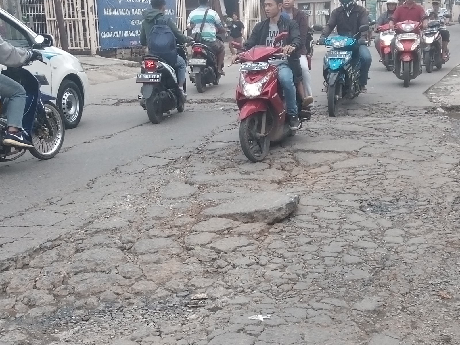 Kerusakan di Jalan Bintara, Kota Bekasi. Foto: Dok.Gobekasi.id