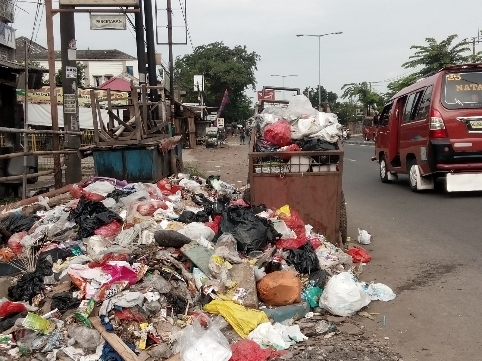 Kota Bekasi - Tumpukan sampah pasca Lebaran. Foto: Gobekasi.id