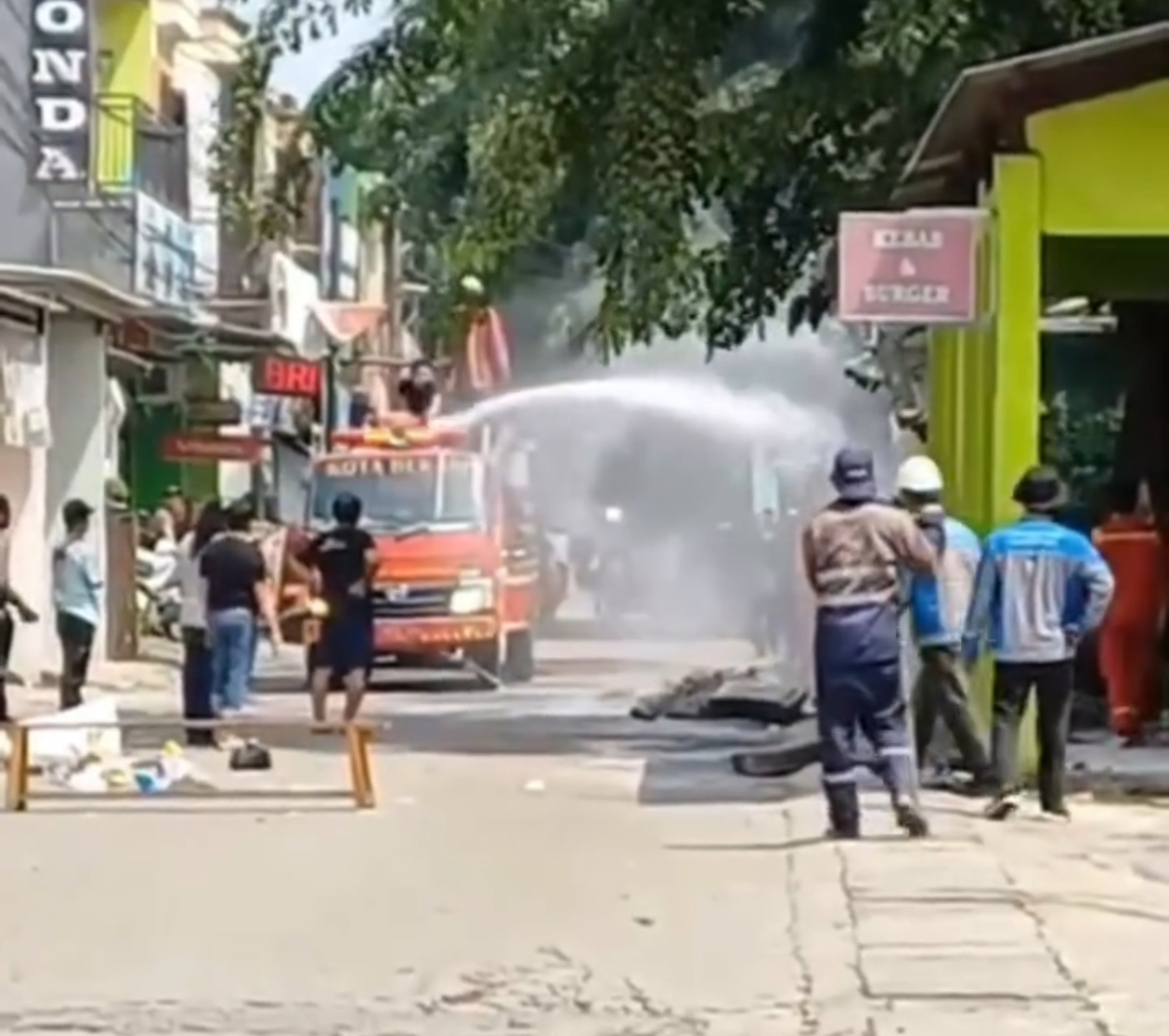 Kebakaran akibat kebocoran gas tanam di Rawalumbu