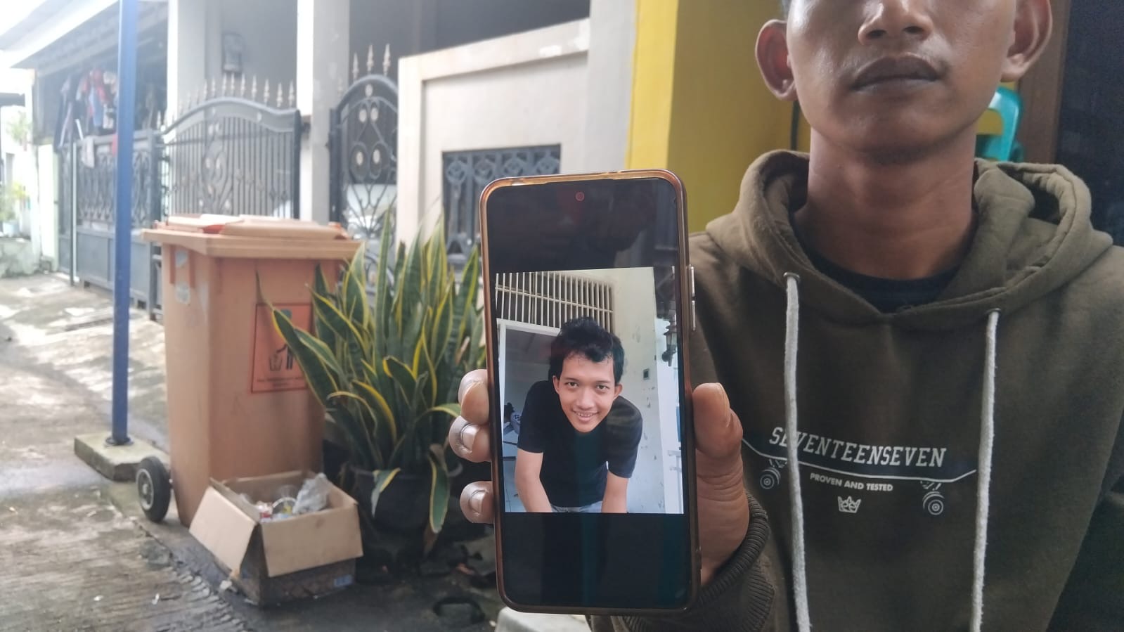 Subhyantoro, adik dari almarhum Ikhwan, menunjukan kenangan foto almarhum, Kamis (17/4/2025). Foto: Benny/Gobekasi.id