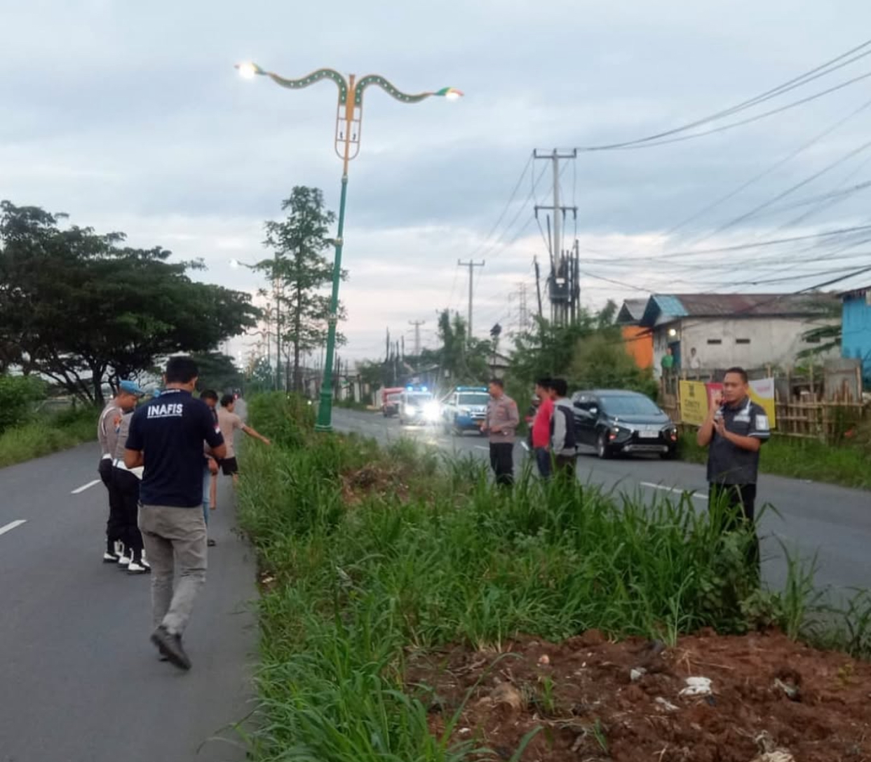 Polisi melakukan olah TKP di lokasi pembegalan Bintara Polri di Cikarang. Foto: Ist