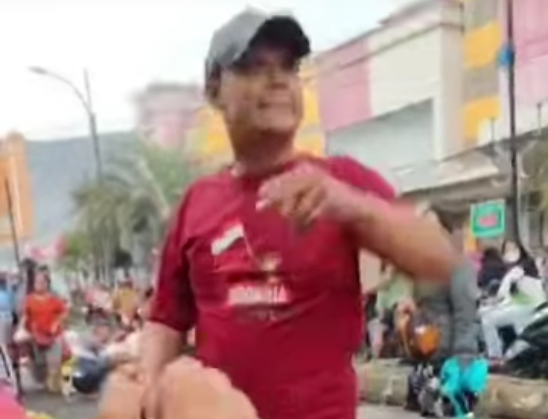 Tangkapan layar preman acak - acak lapak pedagang sayur di pasar baru bekasi