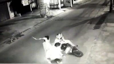 Seorang pria berinisial ES (32) menjadi korban pembegalan bersenjata tajam di Kampung Gebang Cabang, Sukawangi, Kabupaten Bekasi, pada Sabtu (12/4/2025) siang sekitar pukul 12.00 WIB.