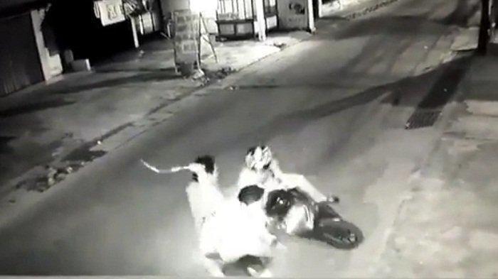 Seorang pria berinisial ES (32) menjadi korban pembegalan bersenjata tajam di Kampung Gebang Cabang, Sukawangi, Kabupaten Bekasi, pada Sabtu (12/4/2025) siang sekitar pukul 12.00 WIB.