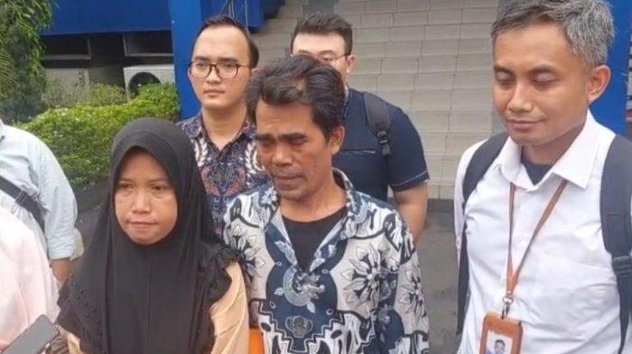 Pasangan suami istri asal Bekasi, Saifullah (47) dan Diana (43), melaporkan dugaan tindak pidana perdagangan orang (TPPO) yang menimpa anak mereka, Soleh Darmawan (24), ke Polda Metro Jaya . Foto: Wartakota