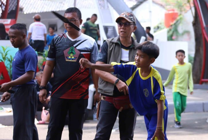 Perkumpulan Lempar Pisau Kreasi Nasional (Lempiknas) Kabupaten Bekasi memperkenalkan olahraga lempar pisau kepada para pelajar di acara Festival Olahraga Masyarakat Kabupaten (Forkab) III beberapa waktu lalu.