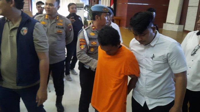 Pelaku M yang merudapaksa anak tirinya yang masih berusia 13 tahun hingga hamil.