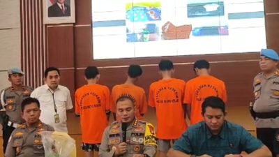 Kapolres Metro Bekasi Kombes Mustofa saat menggelar rilis pers kasus pemerkosaan yang dilakukan empat pria kepada anak perempuan berusia 16 tahun.