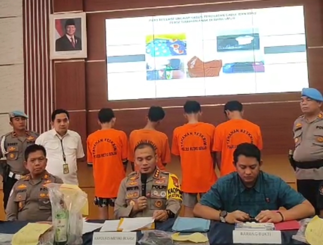 Kapolres Metro Bekasi Kombes Mustofa saat menggelar rilis pers kasus pemerkosaan yang dilakukan empat pria kepada anak perempuan berusia 16 tahun.