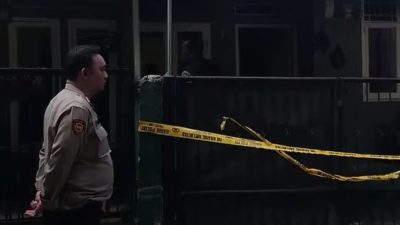 Polsek Jatiasih memasang garis polisi di lokasi kebakaran rumah yang menewaskan ibu dan balitanya, Selasa (22/4/2025). Foto: Benny/Gobekasi.id
