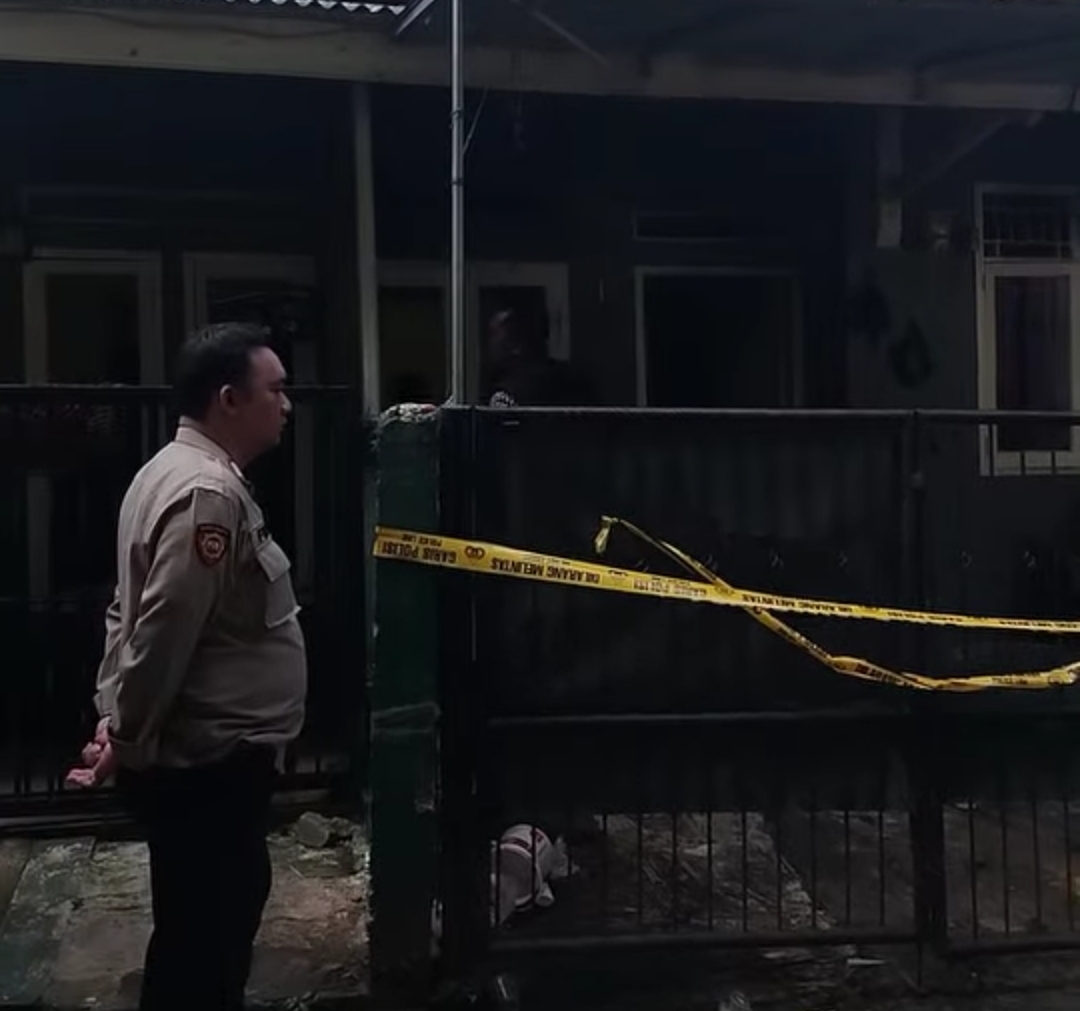 Polsek Jatiasih memasang garis polisi di lokasi kebakaran rumah yang menewaskan ibu dan balitanya, Selasa (22/4/2025). Foto: Benny/Gobekasi.id