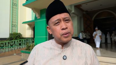 Wali Kota Bekasi Tri Adhianto setelah usai melaksanakan Salat Idul Fitri 1446 H/2025 di Masjid Agung Al - Barkah.