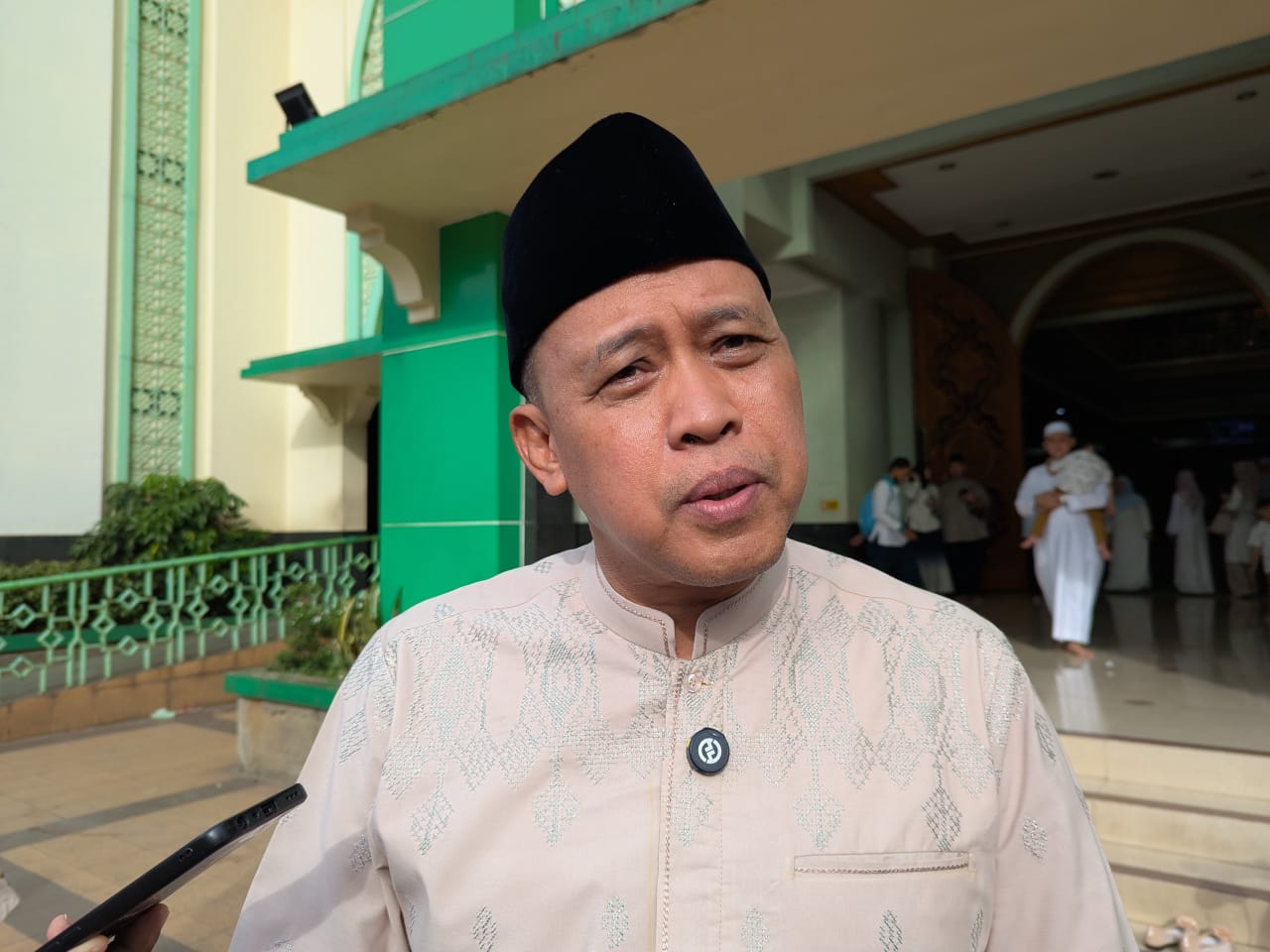 Wali Kota Bekasi Tri Adhianto setelah usai melaksanakan Salat Idul Fitri 1446 H/2025 di Masjid Agung Al - Barkah.