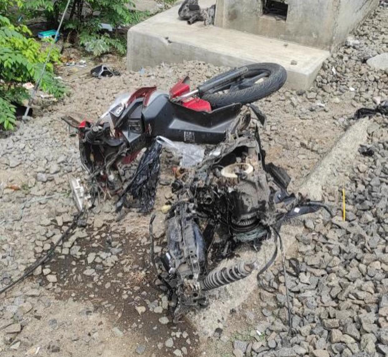 Kondisi sepeda motor JH ringsek tertabrak kereta api di perlintasan Bekasi Timur, Selasa (1/4/2025).