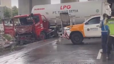 Kecelakaan Truk Tangki Gas di Tol Cikunir, Rabu (2/4/2025).