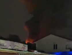 Gudang Terbakar di Pondok Melati Bekasi, Warga Panik