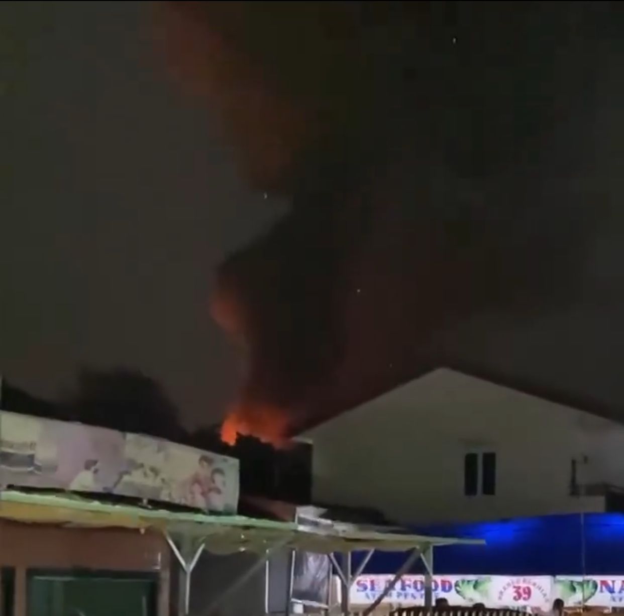Sebuah gudang di kawasan Pondok Melati, Bekasi, mengalami kebakaran hebat pada Rabu (2/4/2025) sekitar pukul 19.00 WIB.