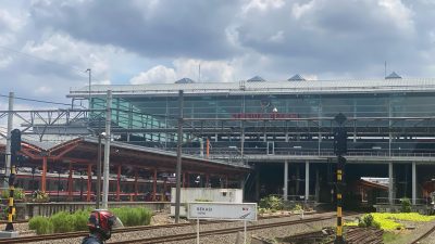 Stasiun Bekasi menjadi salah satu stasiun kereta tersibuk. Foto: Gobekasi.id