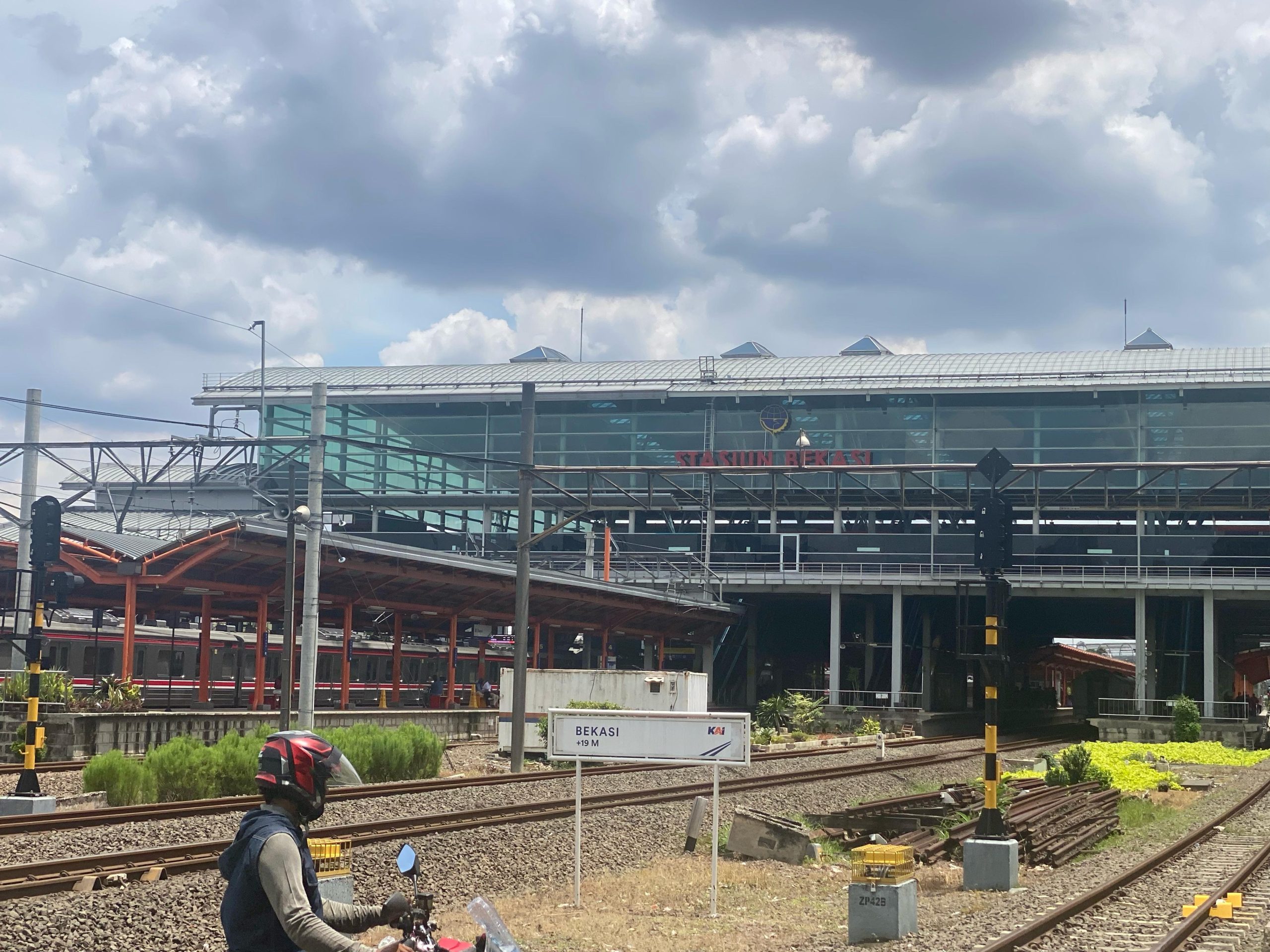 Stasiun Bekasi menjadi salah satu stasiun kereta tersibuk. Foto: Gobekasi.id