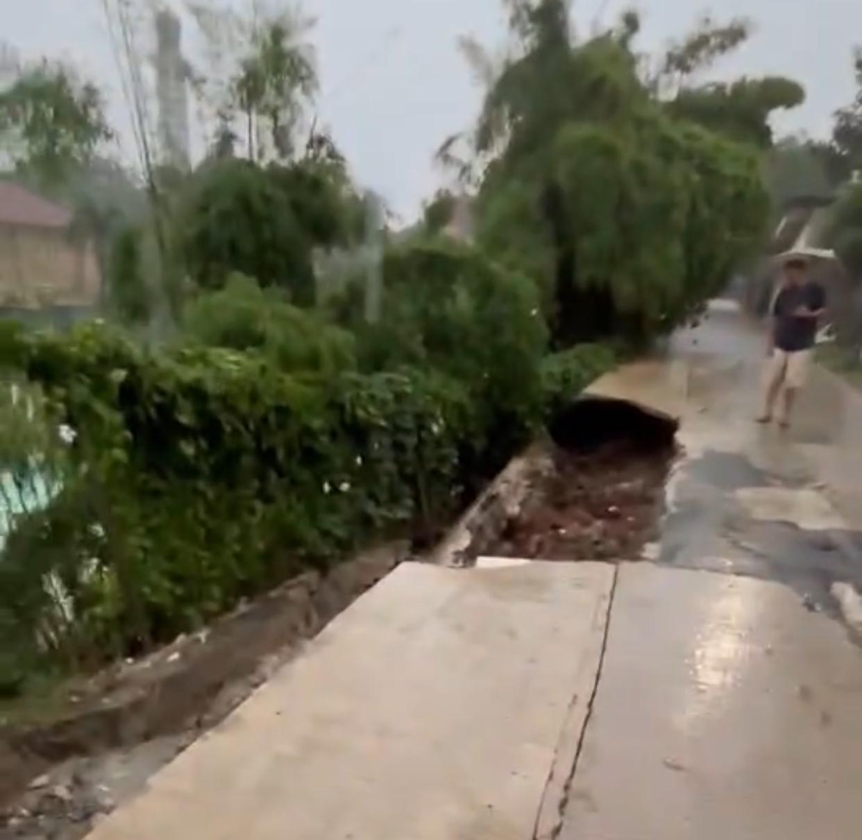 Longsor di Jalan sa'ar, Jatiluhur, Kecamatan Jatiasih, Kota Bekasi, Minggu (6/4/2025).