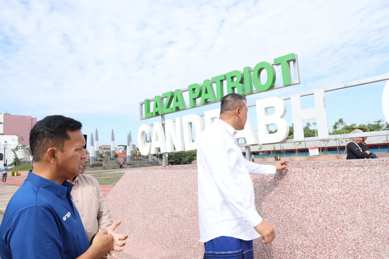Dua huruf dari tulisan “Plaza Patriot Candrabhaga” dilaporkan hilang, Wali Kota Bekasi, Tri Adhianto, langsung meninjau lokasi setelah menerima laporan dari masyarakat. Foto: Ist