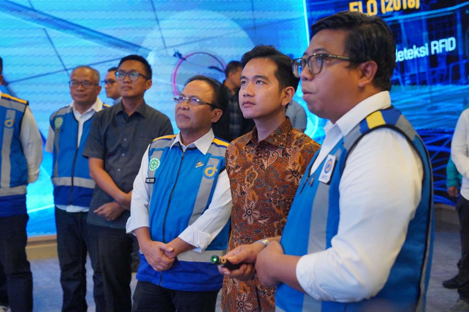 Wakil Presiden Republik Indonesia, Gibran Rakabuming Raka, bersama Wakil Menteri BUMN, Aminuddin Ma'ruf, melakukan kunjungan kerja ke Jasa Marga Tollroad Command Center (JMTC) di Bekasi, pada Minggu malam (6/4/2025).