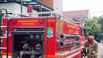 Mobil Pemadam Kebakaran berjibaku memadamkan api di rumah warga Pejuang Jaya, Kota Bekasi, Senin (7/4/2025). Foto: Ist
