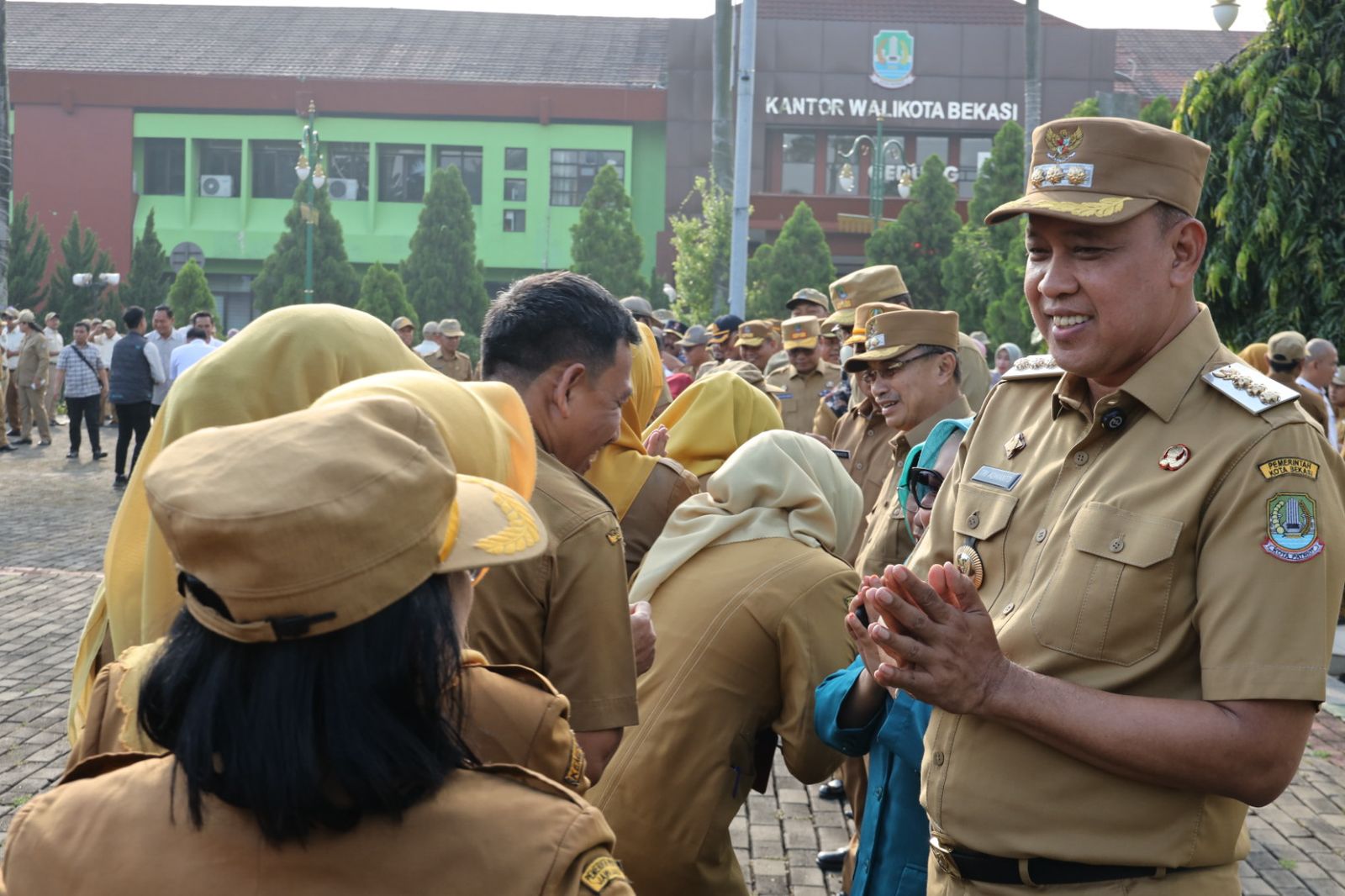 Wali Kota Bekasi Tri Adhianto melaksanakan Halal Bihalal bersama dengan Pegawai Pemerintah Daerah di hari pertama kerja pasca Lebaran. Foto: Ist