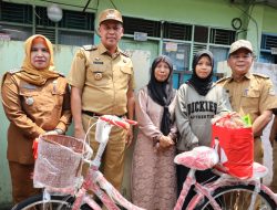 Wali Kota Bekasi Bantu Janda Penjual Kue Keliling dengan Sepeda dan Modal Usaha