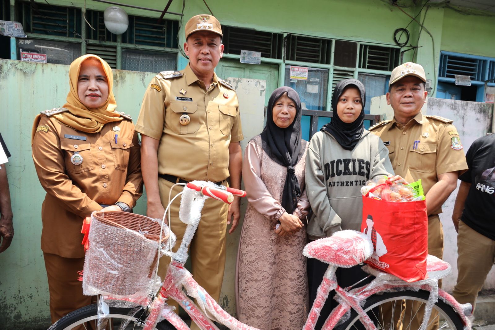 Wali Kota Bekasi, Tri Adhianto, memberikan bantuan berupa sepeda baru dan modal usaha kepada Jumiyati, seorang janda penjual kue keliling asal Kelurahan Bintara Jaya, Kecamatan Bekasi Barat, pada Selasa (8/4/2025).