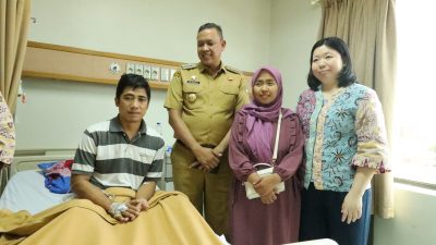 Wali Kota Bekasi Tri Adhianto mengunjungi Satpam RS Mitra Keluarga usai mendapat penganiayaan dari keluarga pasien. Foto: Ist