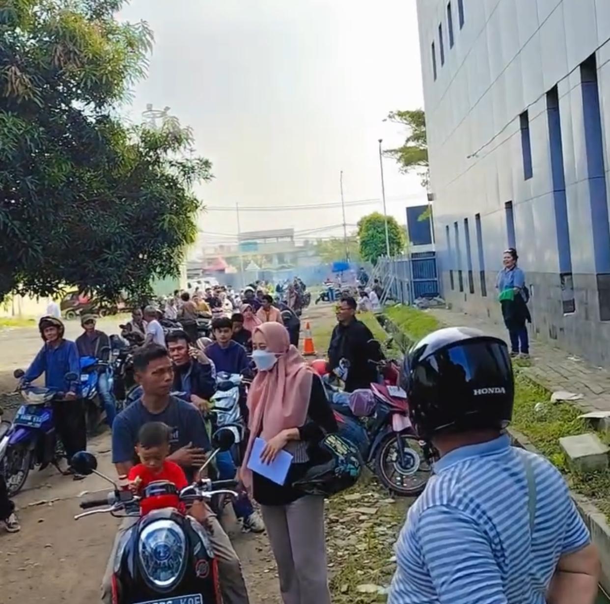 Kota Bekasi - Antrean warga Kota Bekasi mengurus pajak kendaraan dalam program pemutihan yang dicanangkan Gubernur Jawa Barat.
