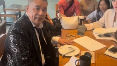 Pengacara kondang Hotman Paris saat menerima keluhan pemecatan sepihak karyawan restoran Galaxy Bekasi