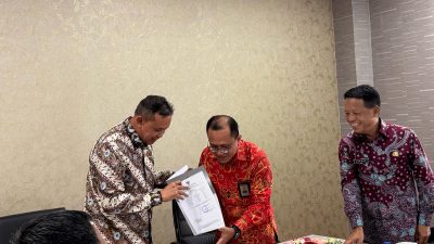 Wali Kota Bekasi Tri Adhianto bersama Sekretaris Daerah, Junaedi menerima Ketua Tim Pemeriksa BPK, Sigit Purwanto dalam rangka Entry Meeting Pemeriksaan atas Laporan Keuangan Pemerintah Daerah (LKPD) Tahun Anggaran 2024, pada Kamis (10/4/2025).