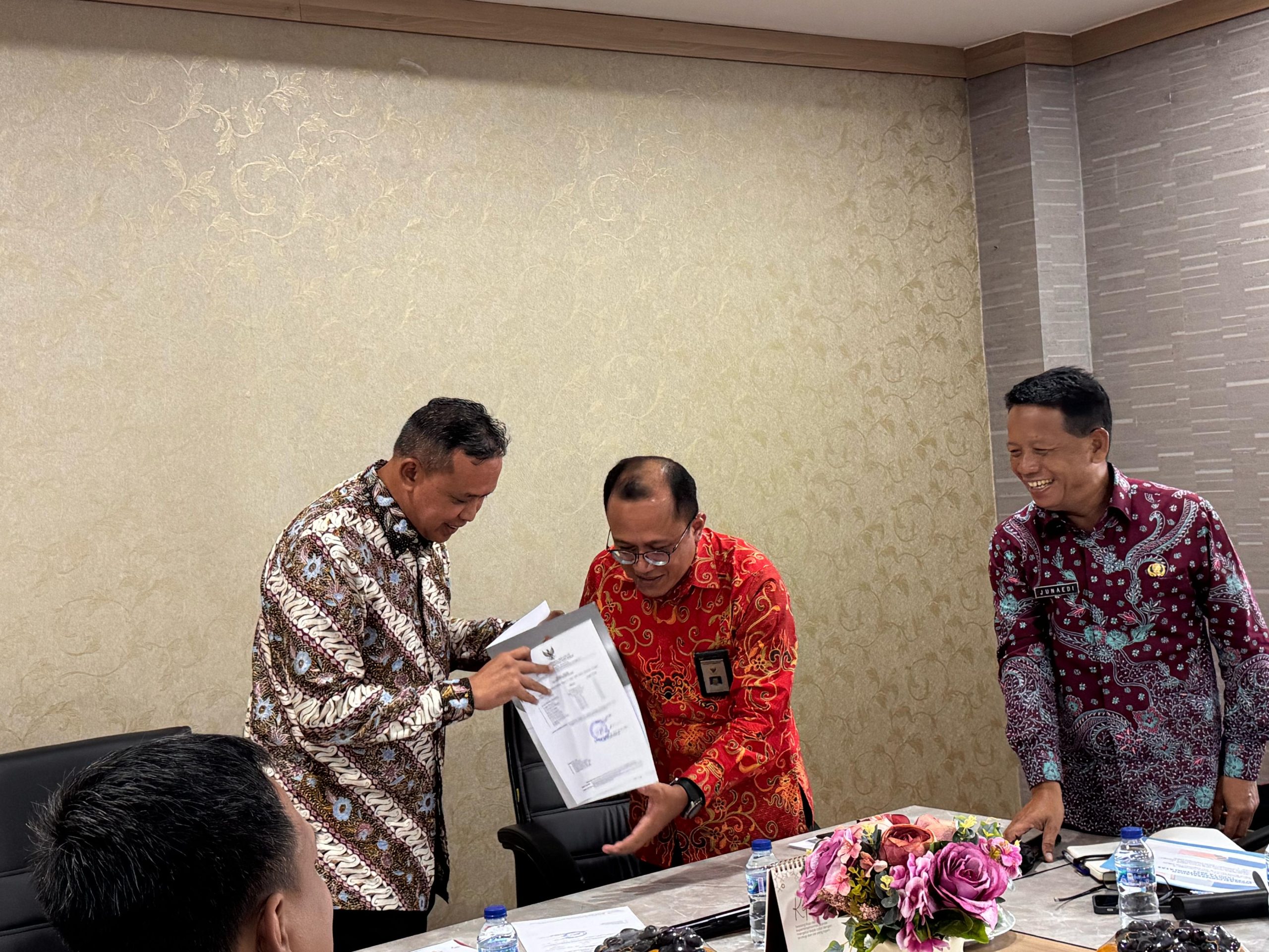 Wali Kota Bekasi Tri Adhianto bersama Sekretaris Daerah, Junaedi menerima Ketua Tim Pemeriksa BPK, Sigit Purwanto dalam rangka Entry Meeting Pemeriksaan atas Laporan Keuangan Pemerintah Daerah (LKPD) Tahun Anggaran 2024, pada Kamis (10/4/2025).