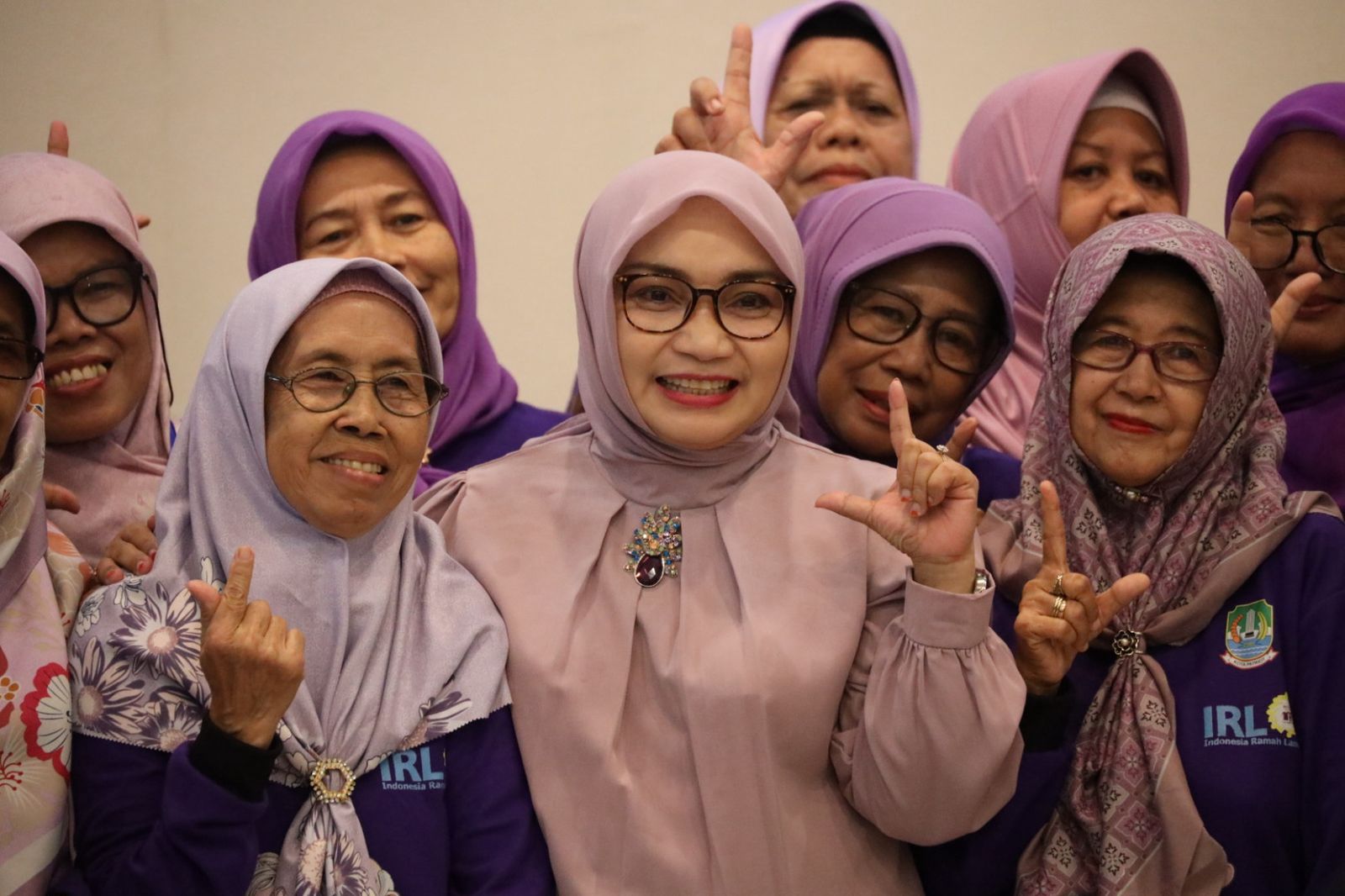 Istri Wali Kota Bekasi, Wiwiek Hargono, menghadiri kegiatan Sekolah Sejahtera Lansia di Jatisampurna. Foto: Ist