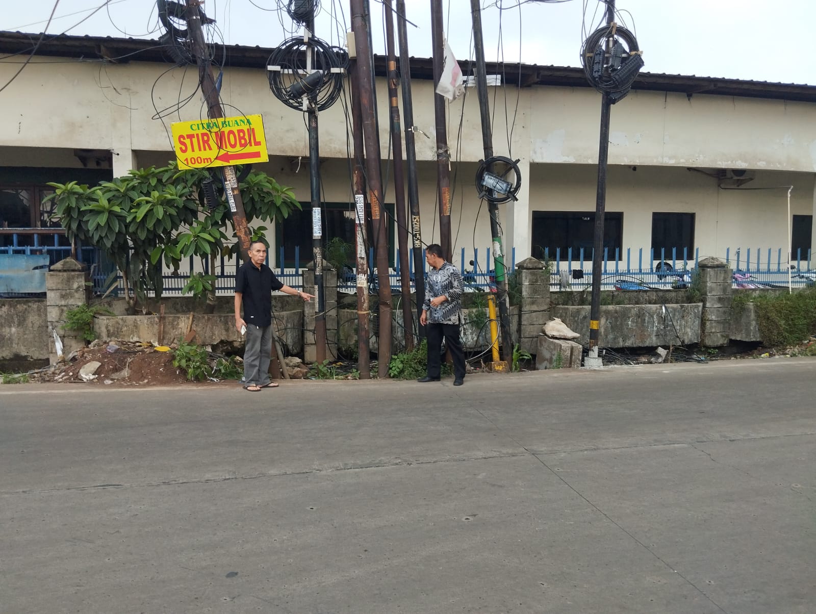 Lokasi Kabel menjuntai hingga sebabkan pemotor jatuh. Foto: Ist