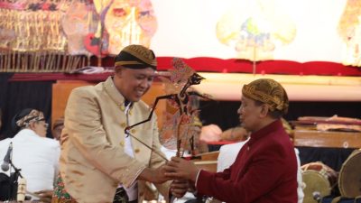 dalang kondang Ki Gunarto Gunotalijendro memberikan sebuah pelakat wayang kepada Wali Kota Bekasi Tri Adhianto. Foto: Ist