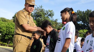 Wali Kota Bekasi Tri Adhianto resmi melepas tim sepak bola muda dari Sekolah Sepak Bola (SSB) Tajimalela yang akan berlaga di Kuala Lumpur Cup 2025, sebuah turnamen internasional yang digelar di Malaysia, Senin (14/4/2025).