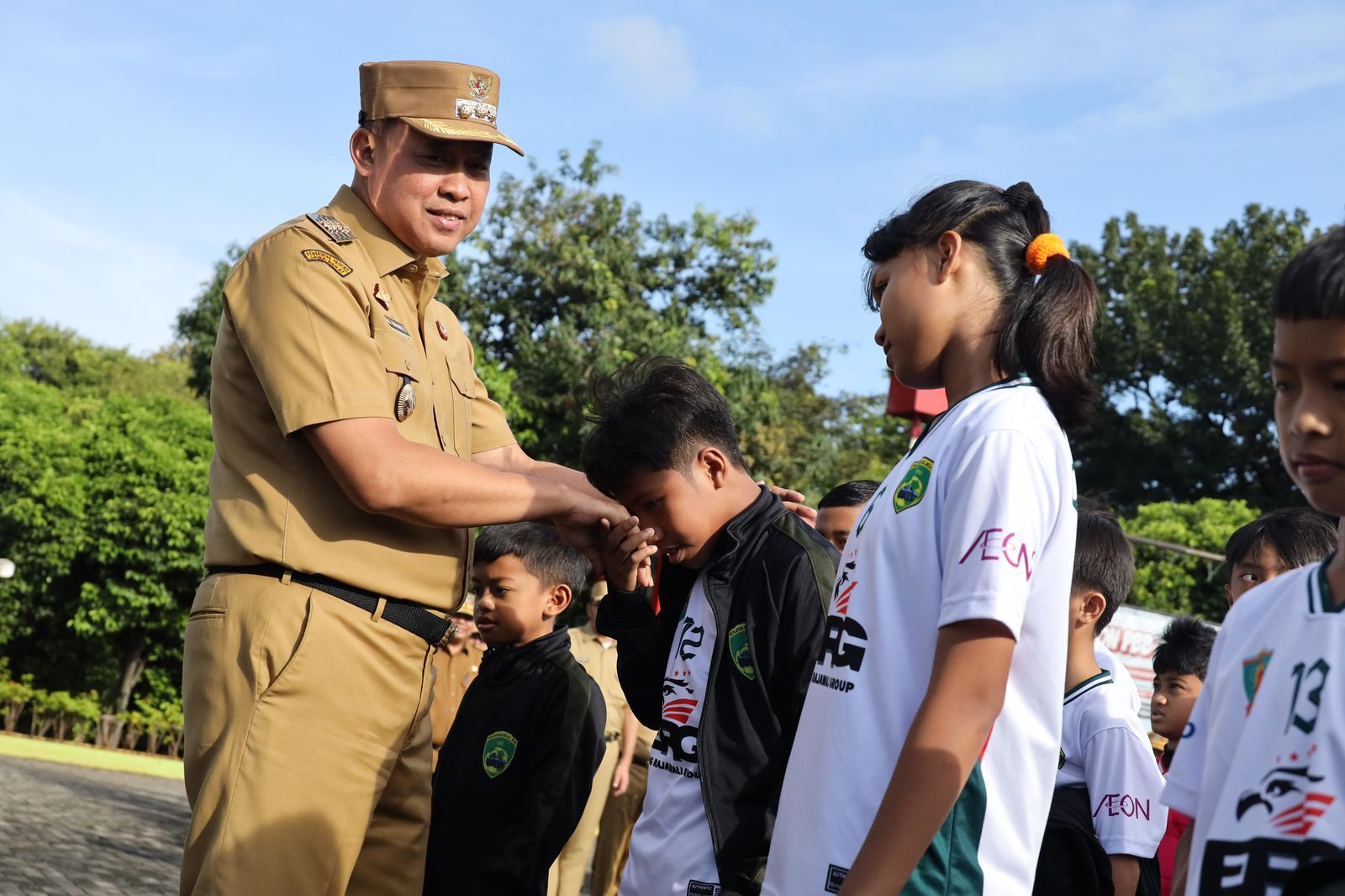 Wali Kota Bekasi Tri Adhianto resmi melepas tim sepak bola muda dari Sekolah Sepak Bola (SSB) Tajimalela yang akan berlaga di Kuala Lumpur Cup 2025, sebuah turnamen internasional yang digelar di Malaysia, Senin (14/4/2025).