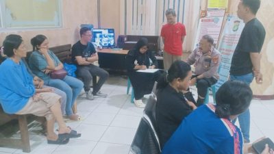 SPK Polsek Medansatria Iptu Eko Herutomo bersama Bhabinkamtibmas Kelurahan Medan Satria Aipda Madaris memdiasi warga yang ribut. Foto: Ist